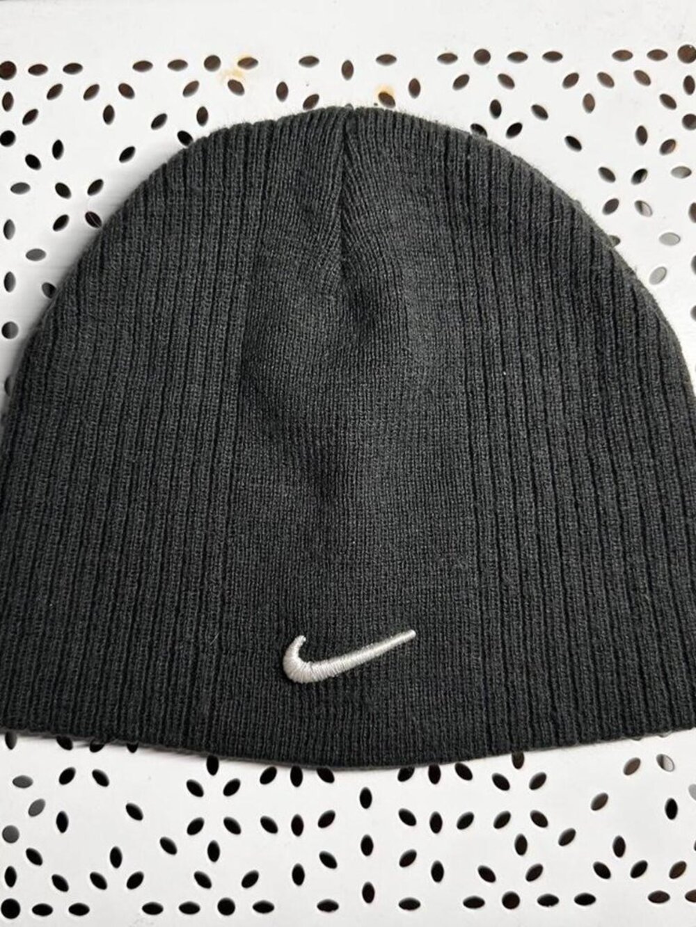 GREY NIKE BEANIE WITH WHITE SWOOSH